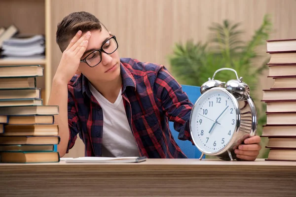 Jovem estudante se preparando para os exames escolares — Fotografia de Stock