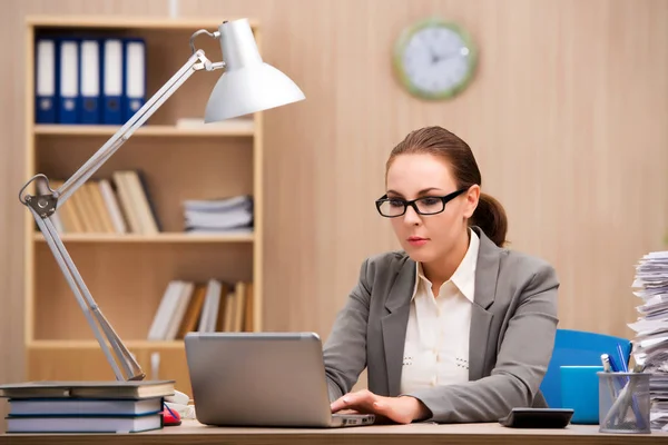 Zakenvrouw onder stress van teveel werken op kantoor — Stockfoto