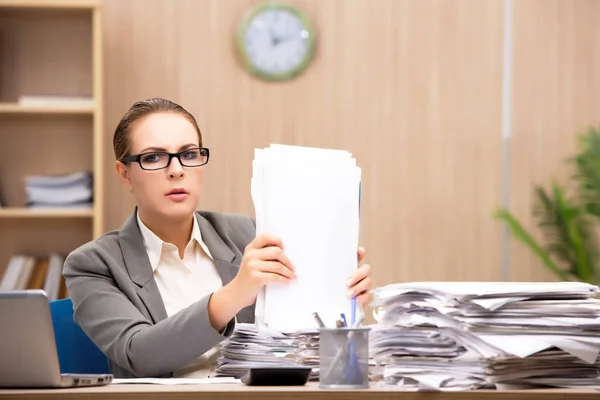 Zakenvrouw onder stress van teveel werken op kantoor — Stockfoto