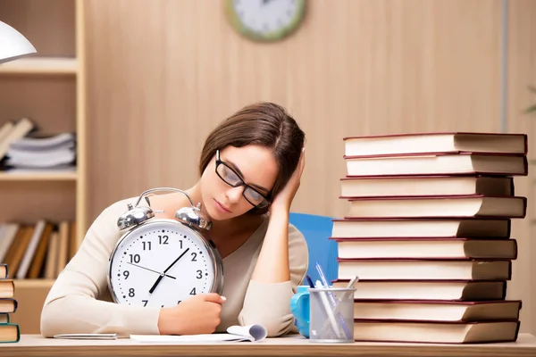 Jovem estudante se preparando para exames universitários — Fotografia de Stock