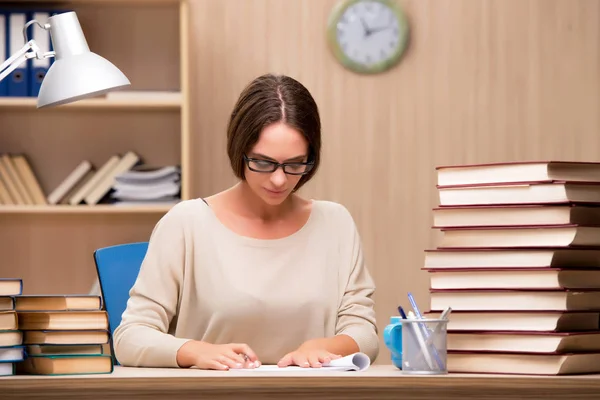 Jovem estudante se preparando para exames universitários — Fotografia de Stock