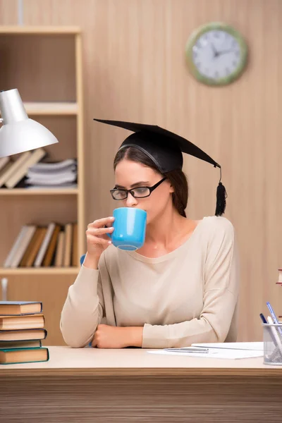 Junge Studentin bereitet sich auf Uni-Prüfungen vor — Stockfoto