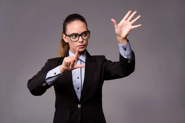 Mujer joven mujer de negocios presionando botones virtuales —  Fotos de Stock