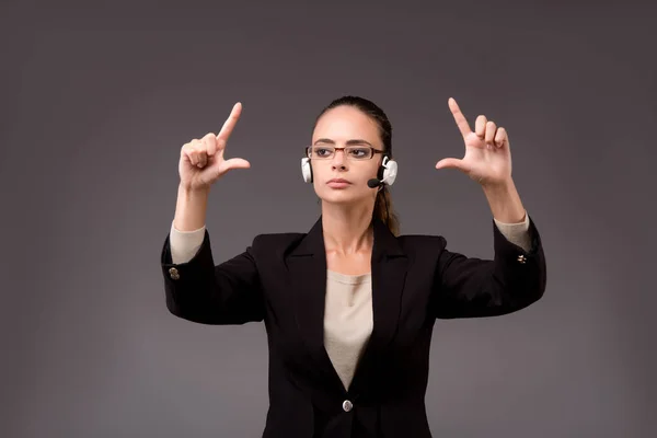 Ung kvinna affärskvinna att trycka på virtuella knappar — Stockfoto