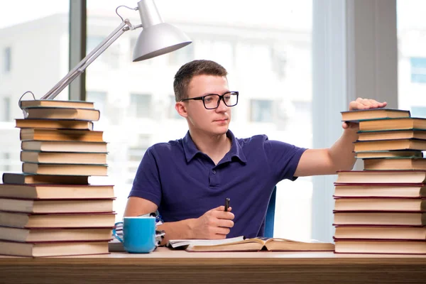 Jonge student bereidt zich voor op schoolexamens — Stockfoto