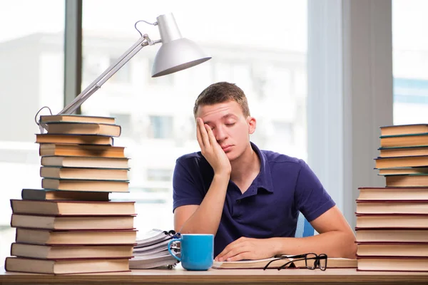 Jovem estudante se preparando para os exames escolares — Fotografia de Stock