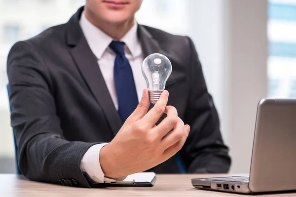 アイデア コンセプトの電球を持ったビジネスマン — ストック写真