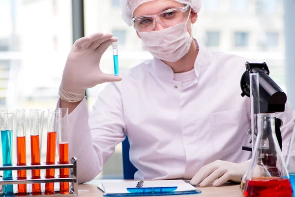 Hombre trabajando en el laboratorio químico en el proyecto de ciencia —  Fotos de Stock