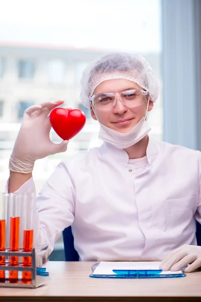 Jeune homme dans le concept médical — Photo