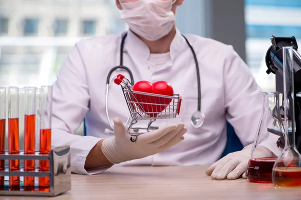 Médico curando el corazón en concepto médico — Foto de Stock