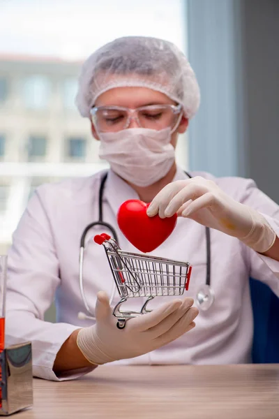 Joven en concepto médico —  Fotos de Stock