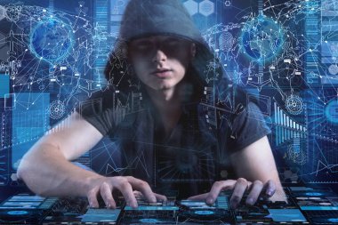 Veri güvenliği konseptinde genç bir hacker