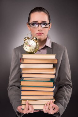 Kitap ve saat ile genç öğrenci