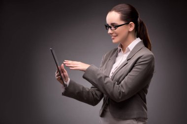 Tablet bilgisayarla çalışan genç iş kadını