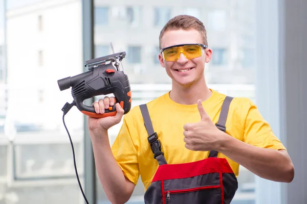 Joven trabajador de la construcción en mono amarillo — Foto de Stock