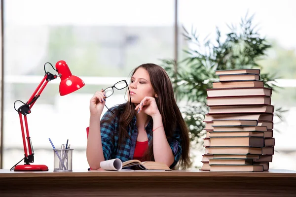 Junge Studentin bereitet sich auf Schulprüfungen vor — Stockfoto