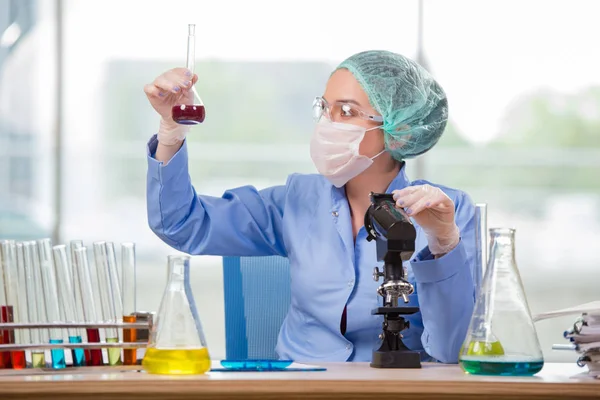 실험실에서 일 하는 여자 화학자 — 스톡 사진