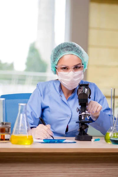 Woman chemist working in the lab — Stock Photo, Image