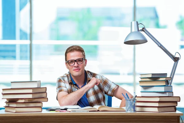 Joven estudiante masculino preparándose para los exámenes de secundaria — Foto de Stock