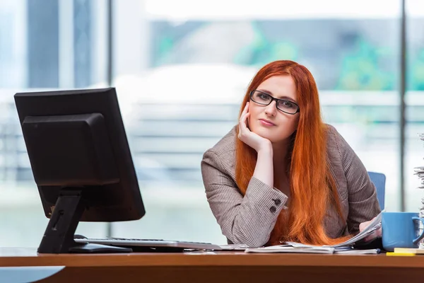 Femme d'affaires stressée avec pile de papiers — Photo