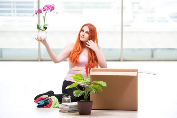 Young woman moving house in lifestyle concept — Stock Photo, Image
