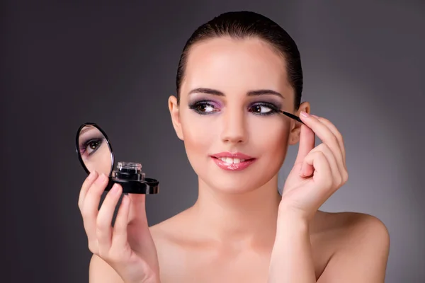 Giovane bella donna nel concetto di make-up — Foto Stock