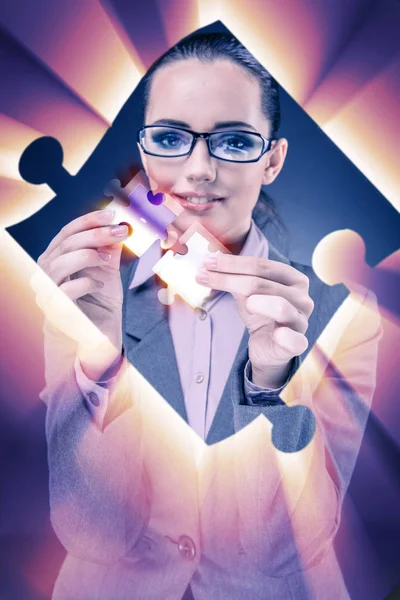 Pengusaha wanita dalam konsep bisnis dengan potongan puzzle — Stok Foto