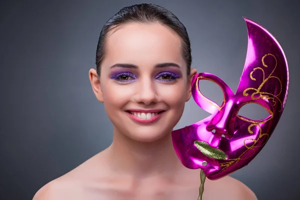 Mujer joven con máscara de carnaval — Foto de Stock