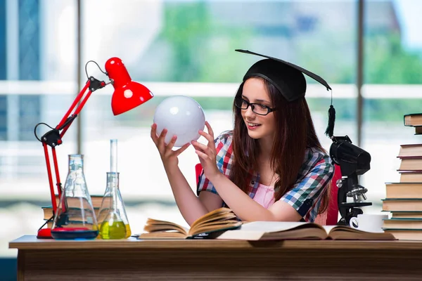 Jeune fille se préparant pour les examens — Photo