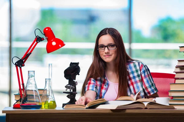 Studente donna che si prepara per gli esami di chimica — Foto Stock