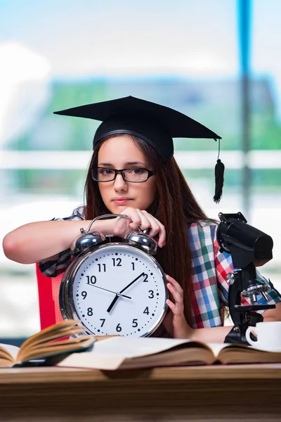 Jeune fille se préparant pour les examens avec une grande horloge — Photo