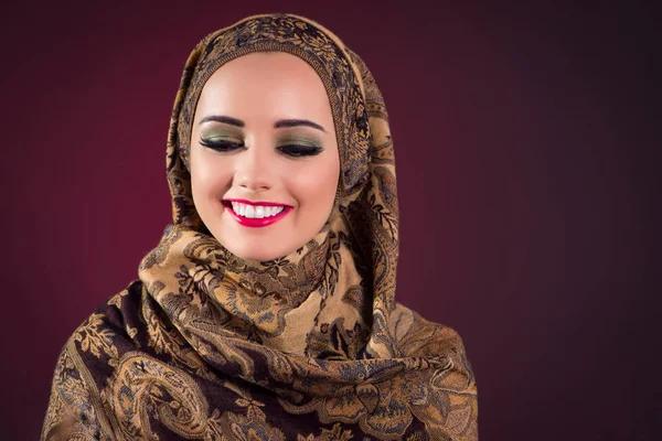 Donna musulmana con bei gioielli — Foto Stock