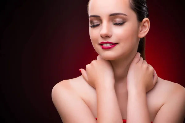 Mujer en concepto de belleza con lápiz labial rojo — Foto de Stock