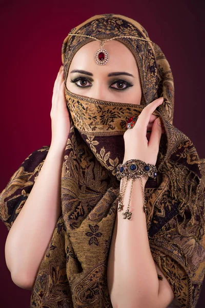 Moslimvrouw met mooie sieraden — Stockfoto