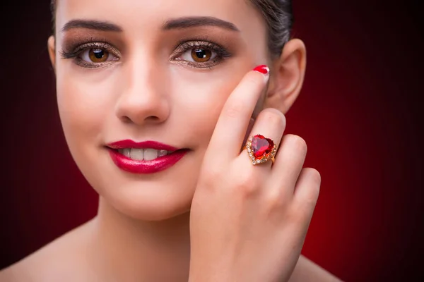 Kvinna med fin ring i skönhet koncept — Stockfoto
