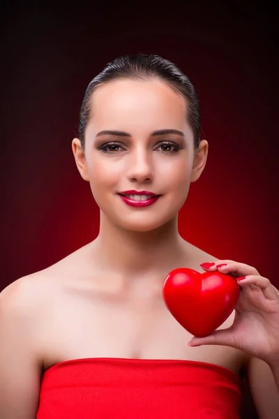 Kadın romantik kavramı kırmızı kalp ile — Stok fotoğraf