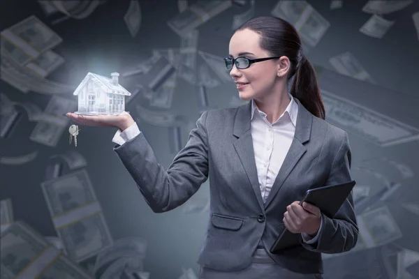 Geschäftsfrau im Hypothekenkonzept — Stockfoto
