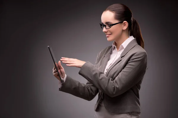 Jonge zakenvrouw werkt met tablet computer — Stockfoto
