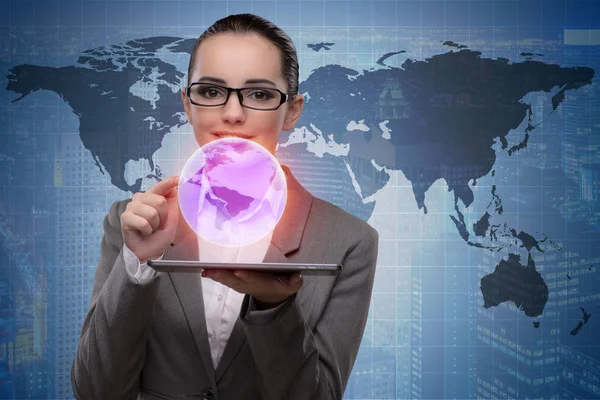 Geschäftsfrau mit Tablet im globalen Geschäftskonzept — Stockfoto