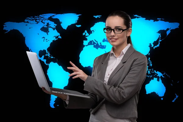 Zakenvrouw met laptop in global bedrijfsconcept — Stockfoto