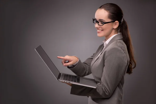 Молодая деловая женщина, работающая с ноутбуком в бизнес-концепции — стоковое фото