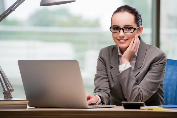 Empresária trabalhando em sua mesa — Fotografia de Stock