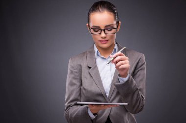 İş kadını iş konseptinde tablet bilgisayarda çalışıyor