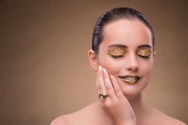 Zarif kadın mücevher moda kavramı ile