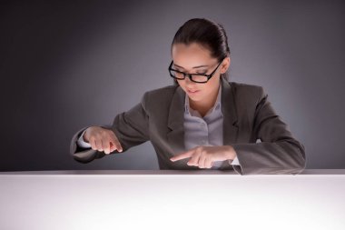 Genç iş kadını masada çalışma