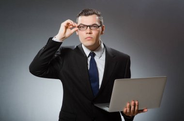 İş konseptinde dizüstü bilgisayarı olan adam