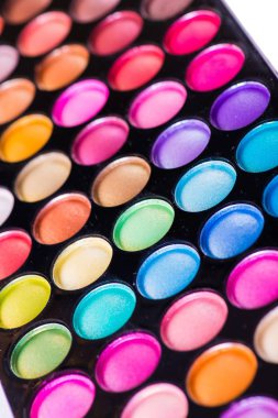 Sanatçı palet üzerinde beyaz izole