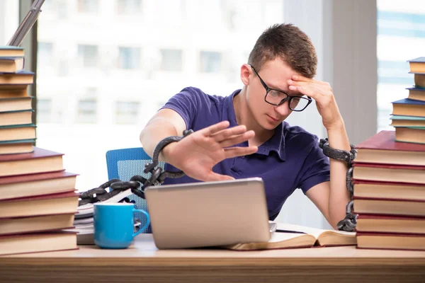 Estudiante joven preparándose para los exámenes escolares —  Fotos de Stock