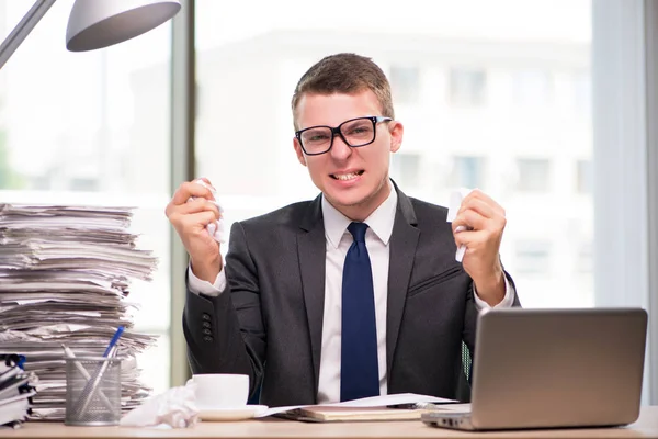 Jonge zakenman werkt in het kantoor — Stockfoto