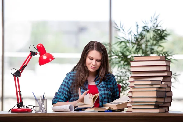 Unga elever som förbereder sig för skolprov — Stockfoto